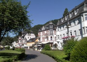Der Kurort Bad Bertrich im Ueßbachtal ist durch seine Lage ein idealer Ausflugsort an warmen Sommertagen