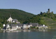 Vue sur Beilstein de la rive de la Moselle à Ellenz