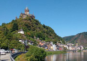 Blick auf die Cochemer Reichsburg und die Stadt am Ufer der Mosel im Tal