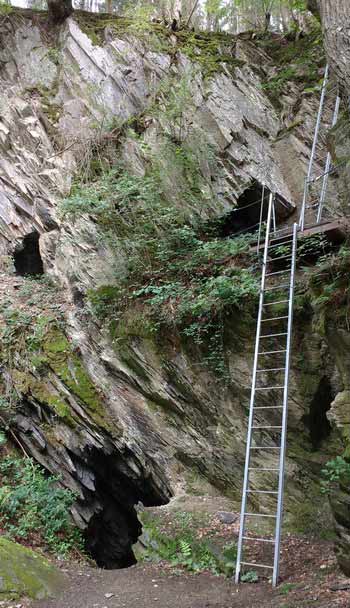 Der Höhlenschlucht Klettersteig ist der dritte Kletterabschnitt im Anstieg in Richtung Liesenich und führt zu einem Stollen, in welchem früher in Handarbeit Schieferlayen abgebaut wurden.
