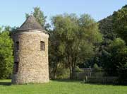 Beim gemütlichen Spazieren entlang der Mosel kommt man in Poltersdorf am alten Turm vorbei